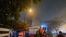 Hướng dẫn nhiều người thoát khỏi đám cháy quán massage