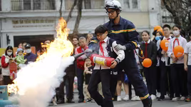 Phút trải nghiệm làm lính cứu hỏa bên hồ Gươm