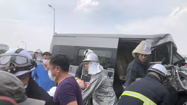 Kịp thời cứu nạn nhân mắc kẹt trong vụ tai nạn ô tô trên đường vành đai 3