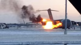 [ẢNH] Siêu vận tải cơ Mỹ bốc cháy ngùn ngụt trên đường băng