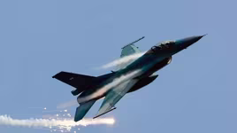 Cơ hội nào dành cho tiêm kích F-16 khi đối đầu Su-30?