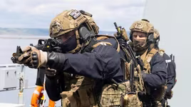 Đặc nhiệm Anh huấn luyện đổ bộ lên giàn khoan dầu khí