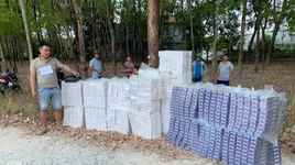 Xe bán tải chở 15.000 bao thuốc lá lậu, bỏ chạy khi thấy CSGT