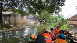 Cảnh sát phòng cháy và cứu nạn, cứu hộ Công an Hà Nội hỗ trợ nhân dân vùng ngập lụt khắc phục hậu quả do mưa lũ