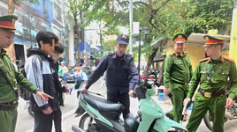 Giật mình với lý do học sinh vi phạm: 'Xe máy điện không cần đội mũ bảo hiểm!'