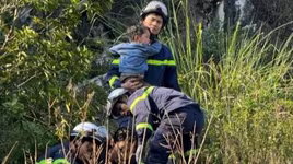 Kịp thời giải cứu 2 cháu bé bị mắc kẹt dưới hố sâu tại núi Trầm