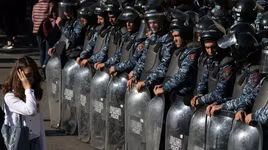 [ẢNH] Bạo loạn để phản đối đình chiến ở Armenia