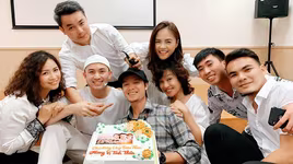 Dàn diễn viên ‘11 tháng 5 ngày’ và ‘Hương vị tình thân’: Người xúc động bật khóc, người vui tưng bừng trong tiệc đóng máy