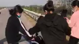 Vụ hai thiếu nữ bị đánh hội đồng dã man có thể xử lý hình sự? 