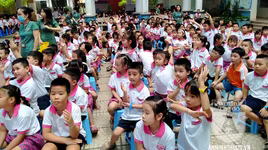 Học sinh trường tiểu học Lê Văn Tám hào hứng với buổi tuyên truyền ATGT