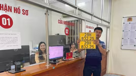 Trong 10 phút, công dân hoàn tất thủ tục cấp đăng ký ô tô tại huyện Gia Lâm
