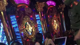 Hai đôi nam nữ ‘phê’ cùng ‘bóng cười’ trong phòng VIP quán karaoke 