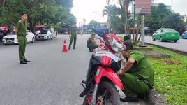 Giao xe máy cho cháu, bà ngoại bị...khởi tố