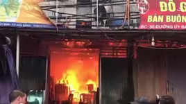 Cháy xưởng gỗ rộng 700 m2 ở huyện Thạch Thất