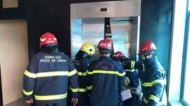 Hà Nội: Giải cứu hàng chục người mắc kẹt trong thang máy