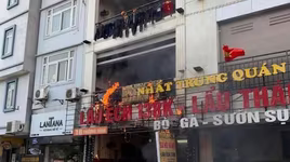 Cháy quán lẩu ếch trên phố Thượng Đình