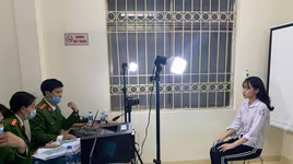 Xuyên đêm làm căn cước gắn chíp cho người dân