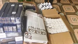 Người phụ nữ mua gom số lượng lớn thuốc lá điếu nhập lậu