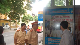 Hà Nội: Tuyên truyền Luật Giao thông bằng hình ảnh tại 82 điểm nhà chờ xe buýt
