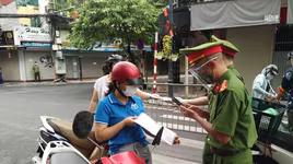 Siết chặt kiểm tra ra giấy đi đường trên toàn bộ các tuyến phố cổ