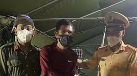 Giấu ma túy đá trong túi quần đi qua chốt kiểm soát Covid-19 