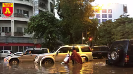 Người điều khiển ô tô mua xôi, bánh mì chống đói do đường ngập sau mưa lớn