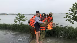 Điểm tựa của người dân vùng lũ