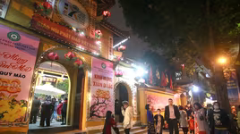 Đông đảo người dân Hà Nội đi lễ chùa cầu an trong năm mới