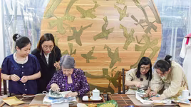 Phu nhân Thủ tướng Việt Nam và Singapore trải nghiệm làm tranh ghép vải ở làng lụa Vạn Phúc