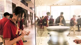 Học sinh Hà Nội học lịch sử qua trải nghiệm thực tế ở Bảo tàng 