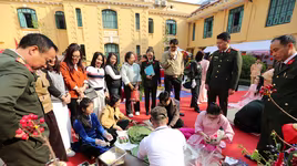 Xem các chiến sĩ Công an Hà Nội thi gói bánh chưng, trang trí gian hàng đón Tết