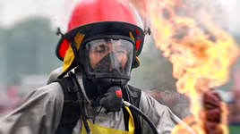 Lính cứu hỏa Hà Nội trổ tài trèo tường, vượt rào, dập lửa cứu người