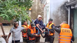 Cảnh sát cơ động vượt lũ cứu dân, mang nhu yếu phẩm đến từng nhà bị cô lập