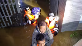 Lực lượng Công an căng mình ứng cứu, bảo vệ dân trong mưa lũ ở miền Trung 