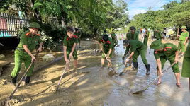 Hình ảnh đẹp của người chiến sĩ Công an tại thành phố Huế những ngày sau lũ