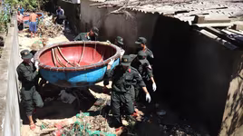 Cảnh sát cơ động giúp nhân dân sửa nhà, dọn đường sau bão số 13