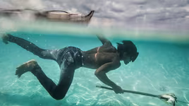 Bộ tộc lặn dưới nước tới 13 phút ở độ sâu 60m