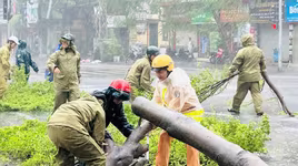 Những hình ảnh đẹp về Công an Hà Nội tập trung hỗ trợ nhân dân khắc phục cơn bão số 3