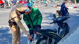 CSGT Hà Nội xử lý hàng loạt tài xế che biển số, dùng điện thoại khi lái xe