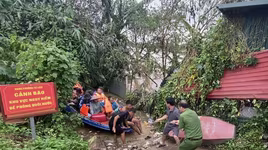 Lực lượng chức năng quận Tây Hồ gấp rút đưa người và tài sản vào bờ an toàn