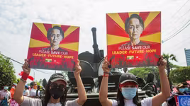 Quân đội Myanmar dừng dịch vụ internet, gia hạn tạm giam bà Aung San Suu Kyi