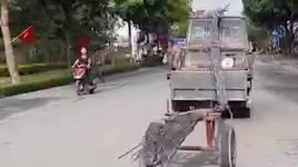 Hãi hùng xe chở thép dài hàng chục mét 'đánh võng' trên phố