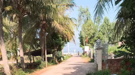 Bé 4 tuổi vặn tay ga xe máy tông vào tường khiến 4 người trong gia đình thương vong