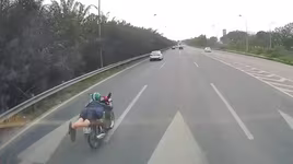 Điều tra vụ người đàn ông nằm ra yên xe máy đi trên Đại lộ Thăng Long