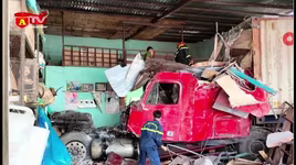 Khởi tố lái xe container lao vào nhà dân làm 3 người tử vong