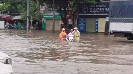 CSGT dầm mình phân luồng, hỗ trợ người dân qua vùng ngập sâu