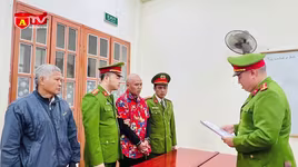 Khởi tố đối tượng "đầu trần" điều khiển xe máy lạng lách đánh võng, sử dụng điện thoại