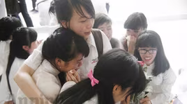 Xúc động "ngày chia xa" của thầy - trò trường THPT Nguyễn Tất Thành