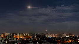 Israel bất ngờ tấn công tên lửa dồn dập vào Syria 