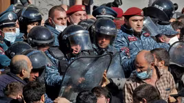 [ẢNH]: Đụng độ ác liệt giữa người biểu tình với lực lượng cảnh sát ở Yerevan